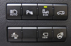 En välutrustad bil betyder en väldig massa knappar. Det gäller att lära sig vad varje knapp betyder då de här sitter ganska lågt på panelen mellan ratten och mittkonsolen.