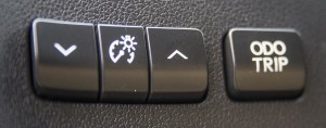 Hellre steglöst vred för inställning av instrumentbelysningen. Här är Lexus lösning med knappar och en nollställning av tripen under ratten till vänster. Onödigt komplicerat.