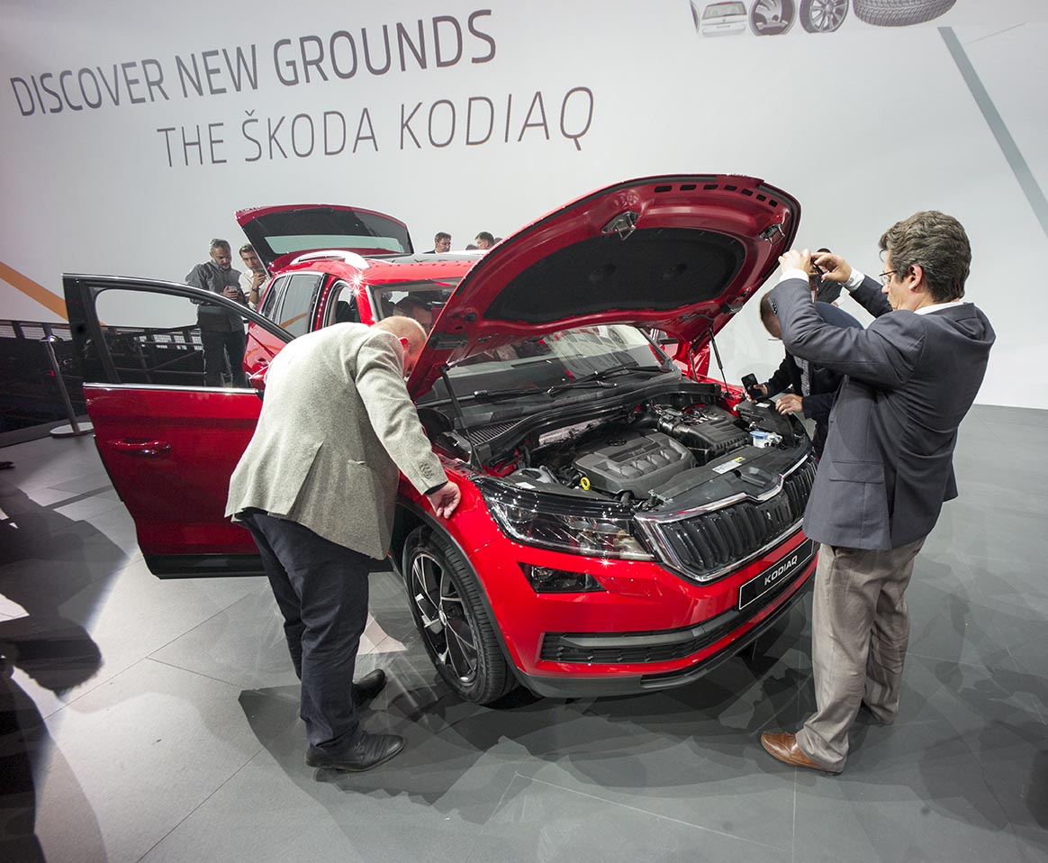 Nyfikna journalister granskar varje tum av nya stor Skoda Kodiaq. En uppskalning av Skoda Superb till stor SUV.