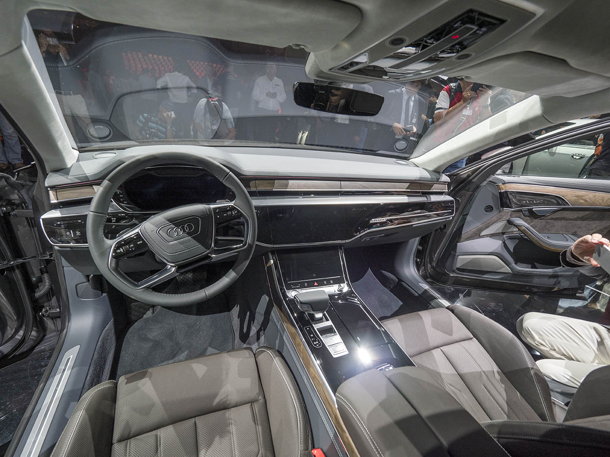 Stramt elegant förarmiljö i nya Audi A8